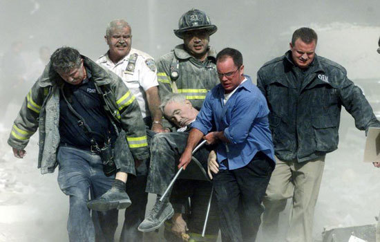 Nhìn lại những giây phút kinh hoàng vụ khủng bố 11/9 tại New York, Mỹ - Ảnh 9