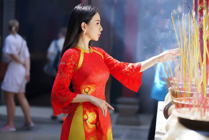 Hoa hậu Châu Ngọc Bích thướt tha trong tà áo dài đón Tết - Ảnh 6