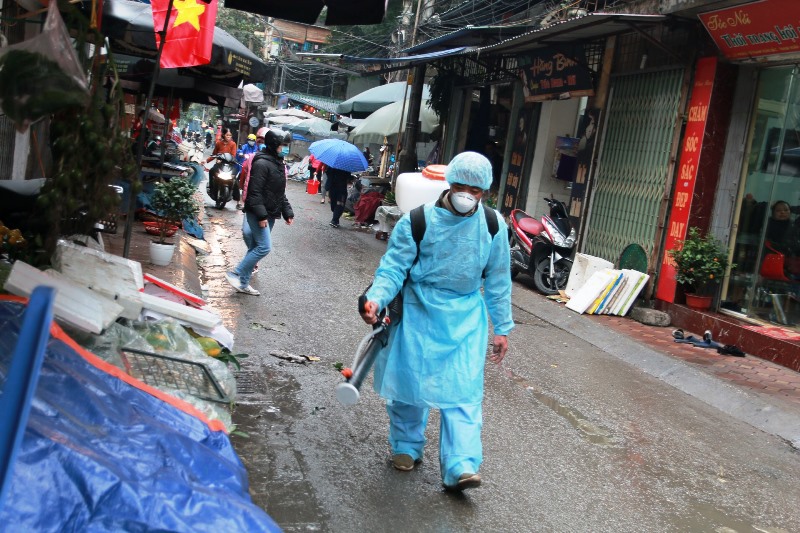 Chùm ảnh: Quận Thanh Xuân phun hóa chất khử khuẩn phòng dịch nCoV - Ảnh 3