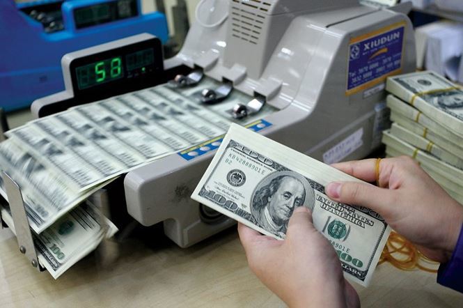 Tỷ giá trung tâm vọt tăng, các ngân hàng thương mại cũng tăng giá mạnh đồng USD - Ảnh 1