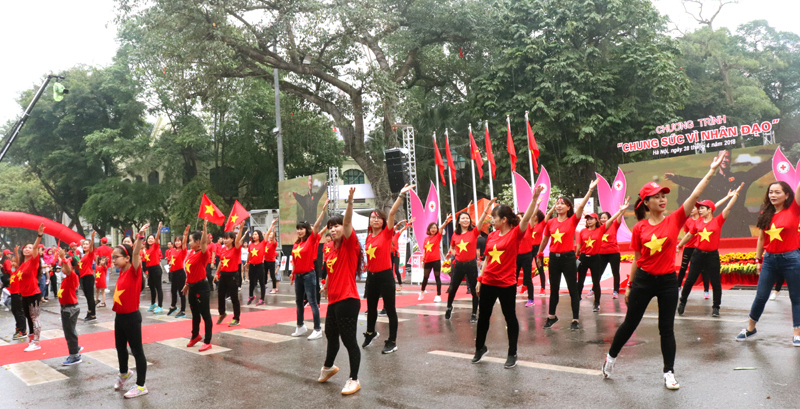 Hà Nội: Hàng nghìn người "đội mưa" hưởng ứng Tháng Nhân đạo 2018 - Ảnh 13