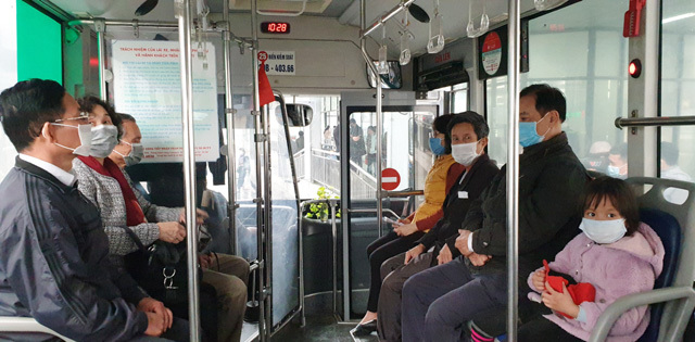 Hà Nội: Phát khẩu trang cho hành khách đi xe buýt phòng dịch bệnh nCoV - Ảnh 3
