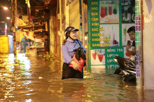 Đường phố TP Hồ Chí Minh ngập sâu sau mưa lớn - Ảnh 6