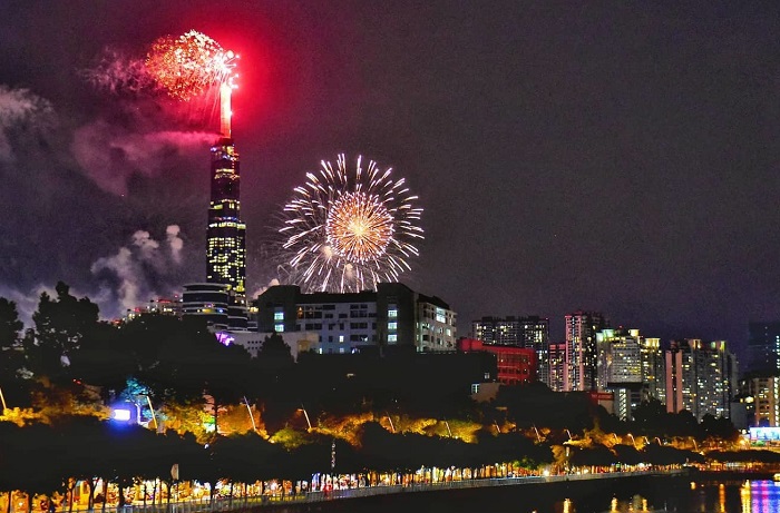 Pháo hoa rực sáng TP Hồ Chí Minh mừng 44 năm thống nhất đất nước - Ảnh 4