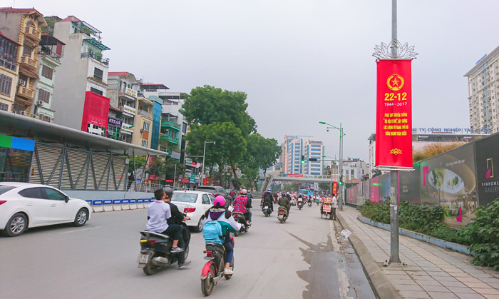 Hà Nội trang hoàng cờ hoa rực rỡ kỷ niệm Chiến thắng Điện Biên Phủ trên không - Ảnh 15