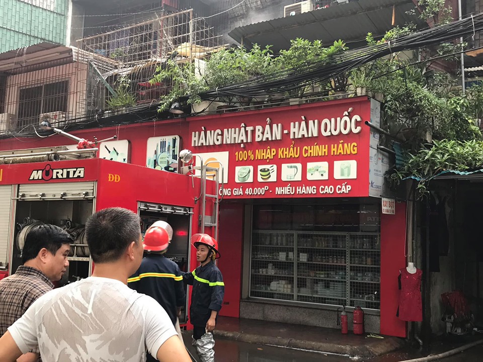 Hà Nội: Cháy lớn tại căn hộ ở khu tập thể Kim Liên - Ảnh 4
