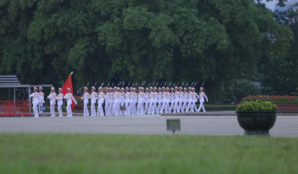 Hàng nghìn người trang nghiêm xếp hàng vào lăng viếng Chủ tịch Hồ Chí Minh - Ảnh 2
