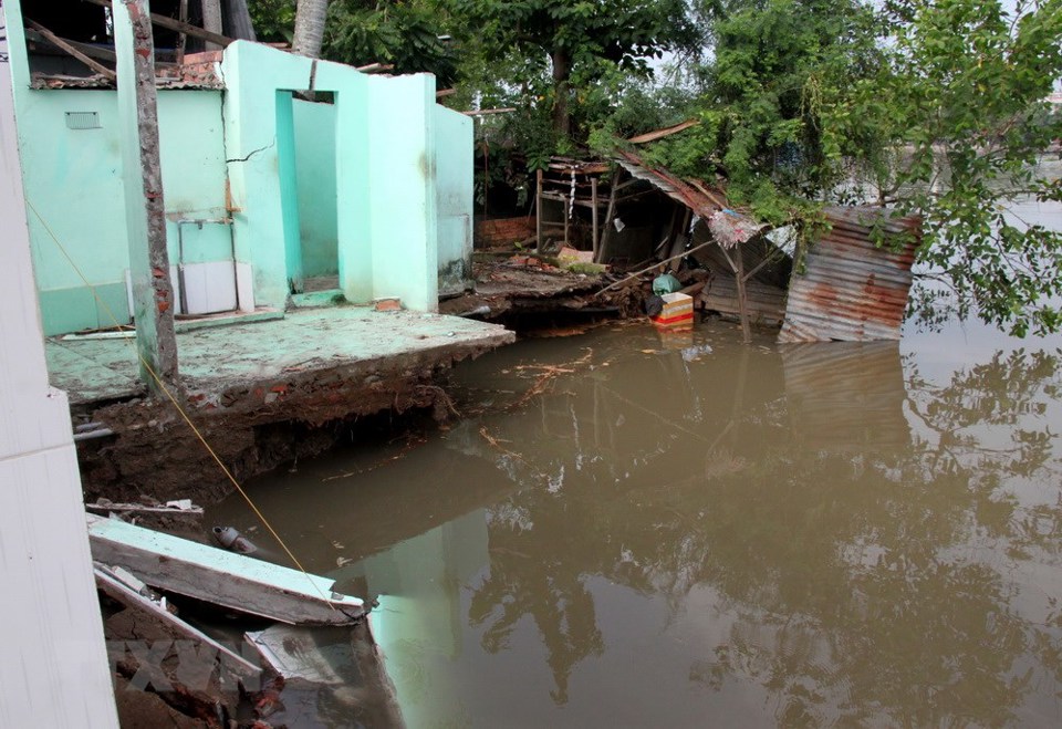 [Photo] Sạt lở nghiêm trọng nhấn chìm nhiều ngôi nhà ở ĐBSCL - Ảnh 6
