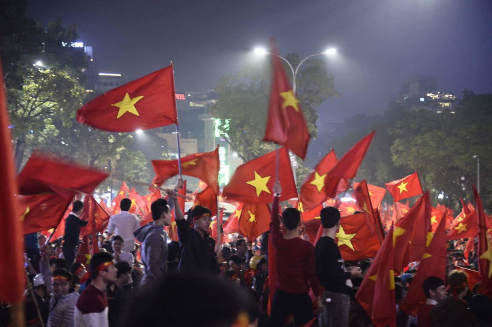 Hà Nội tràn ngập sắc đỏ sau kỳ tích lịch sử của U23 Việt Nam - Ảnh 13
