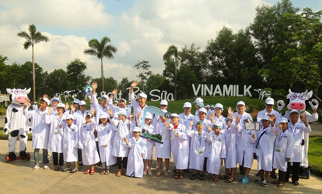 Tận mắt thấy những cô bò ở "Resort" góp công vào ly sữa học đường - Ảnh 1