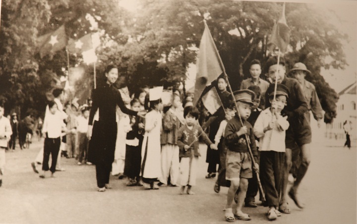 Hình ảnh hiếm về ngày Giải phóng Thủ đô năm 1954 - Ảnh 11