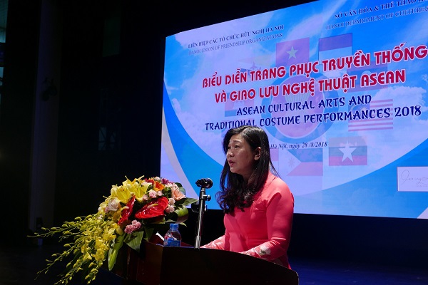 Độc đáo biểu diễn trang phục truyền thống kỷ niệm 51 năm thành lập ASEAN - Ảnh 1