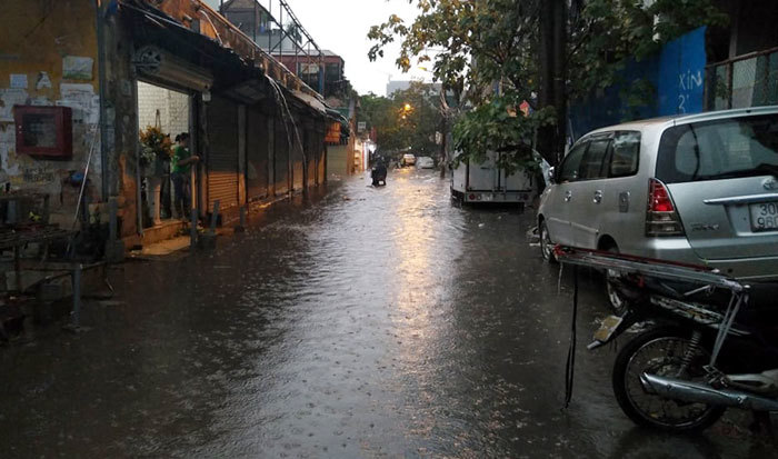 Hà Nội: Mưa lớn gây ngập, ùn tắc trên một số tuyến phố đúng giờ tan tầm - Ảnh 6