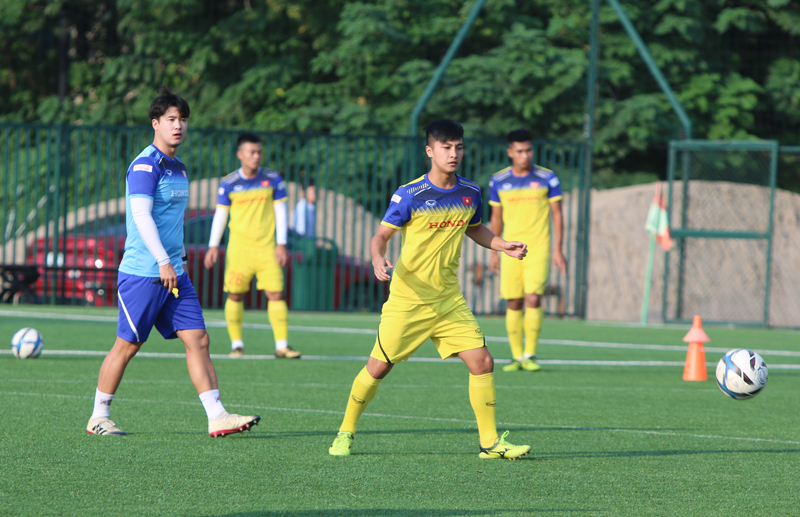 [Ảnh] HLV Park Hang-seo đội nắng chỉ đạo học trò vượt khó với sân cỏ nhân tạo - Ảnh 11