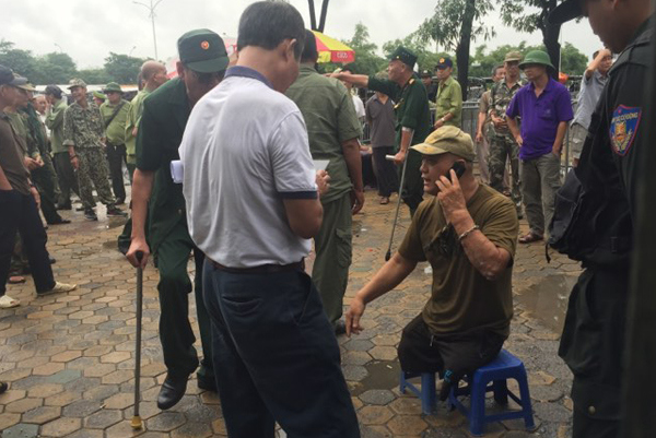 Thương binh "bao vây" trụ sở VFF đòi mua vé xem trận Việt Nam - Malaysia - Ảnh 1