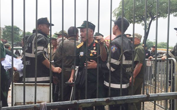 Thương binh "bao vây" trụ sở VFF đòi mua vé xem trận Việt Nam - Malaysia - Ảnh 2