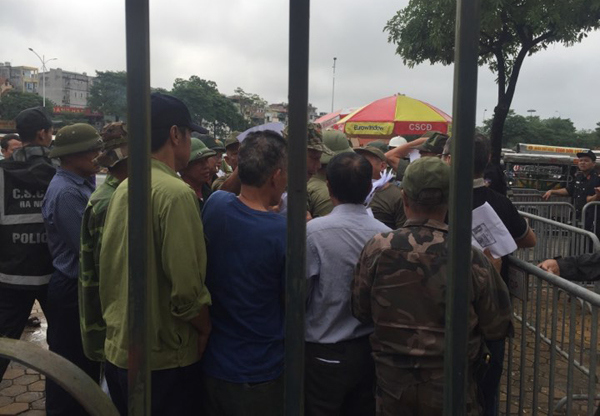 Thương binh "bao vây" trụ sở VFF đòi mua vé xem trận Việt Nam - Malaysia - Ảnh 4