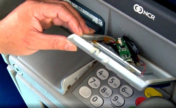Truy tìm đối tượng lắp thiết bị đánh cắp thông tin tại cây ATM - Ảnh 1