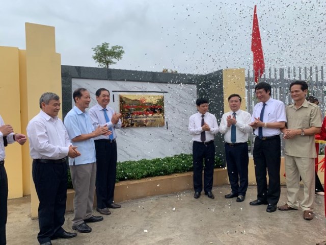 Gắn biển công trình trường THPT Nguyễn Quốc Trinh - Ảnh 1