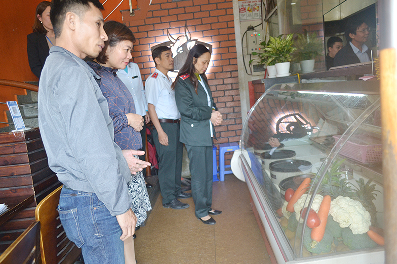 Sở Y tế Hà Nội kiểm tra an toàn thực phẩm tại quận Ba Đình - Ảnh 1