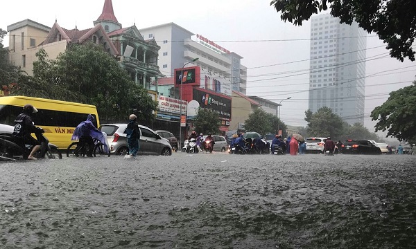 [Ảnh] Nghệ An - Hà Tĩnh: Mưa lớn khiến nhiều vùng bị ngập sâu, giao thông ùn tắc - Ảnh 1