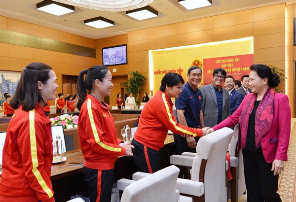 Chủ tịch Quốc hội gặp mặt, chúc mừng đội tuyển bóng đá nữ Việt Nam - Ảnh 2