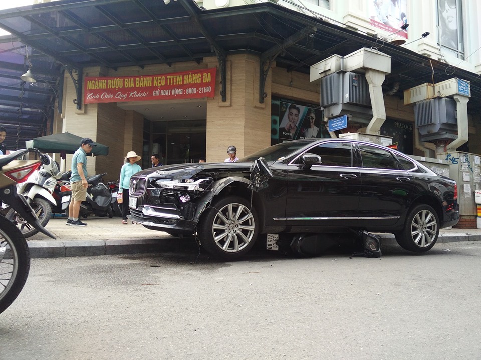 Hà Nội: Ô tô hạng sang Volvo kéo lê xe máy trên phố, 1 người bị thương - Ảnh 3