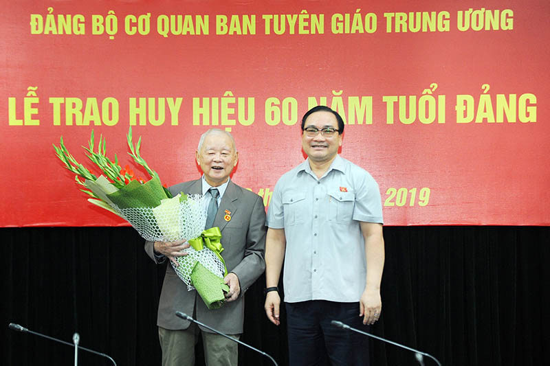Trưởng Ban Tuyên giáo T.Ư trao Huy hiệu Đảng cho đảng viên lão thành - Ảnh 2