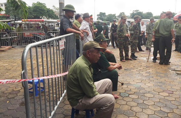 Thương binh "bao vây" trụ sở VFF đòi mua vé xem trận Việt Nam - Malaysia - Ảnh 7