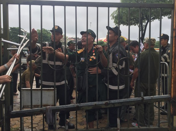 Thương binh "bao vây" trụ sở VFF đòi mua vé xem trận Việt Nam - Malaysia - Ảnh 10