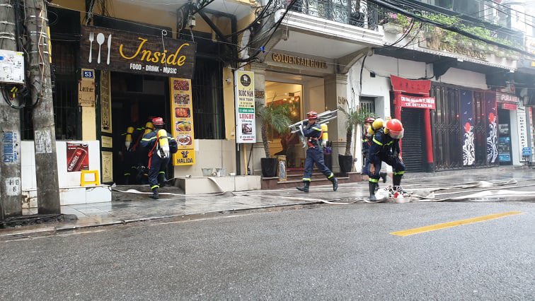Hà Nội: Cháy giả định trên phố Hàng Buồm, nhiều người mắc kẹt được giải cứu - Ảnh 10