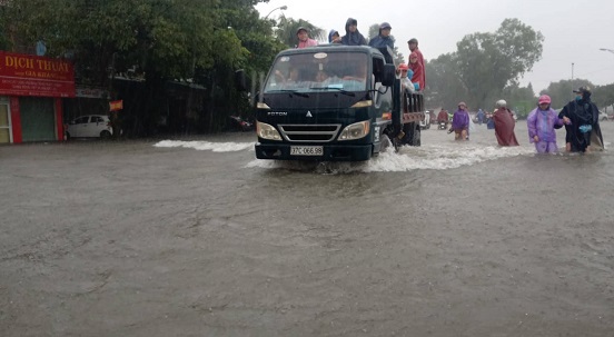 [Ảnh] Nghệ An - Hà Tĩnh: Mưa lớn khiến nhiều vùng bị ngập sâu, giao thông ùn tắc - Ảnh 4