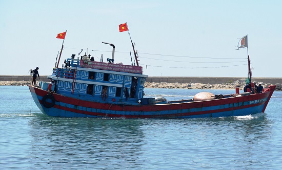 Quảng Ngãi: Tàu cá Lý Sơn cứu 22 ngư dân nước ngoài - Ảnh 1