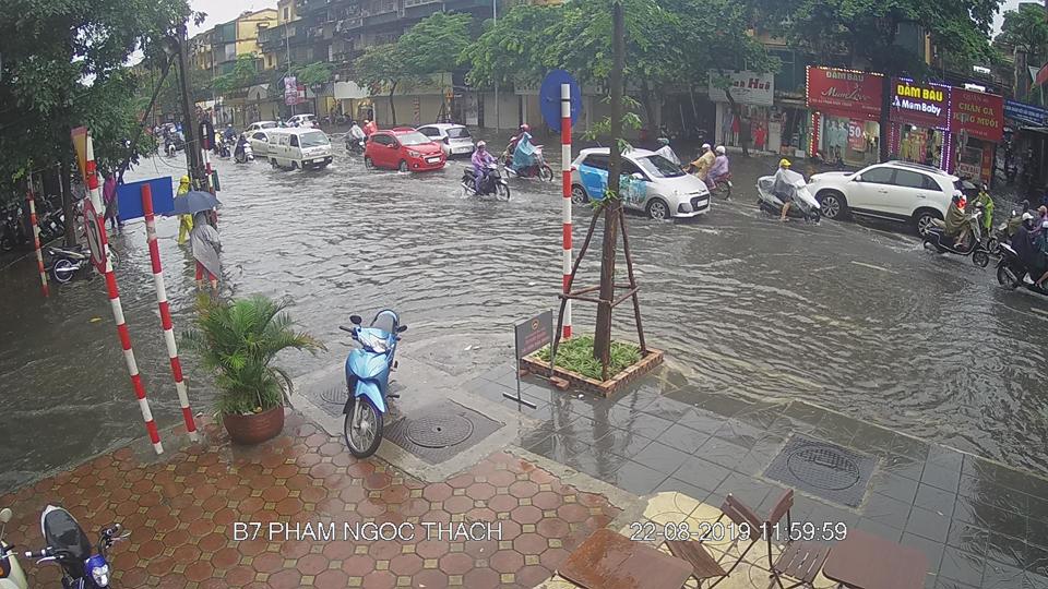 Hà Nội: Người đi đường thót tim vì những đợt sấm nổ trong trận mưa lớn - Ảnh 1