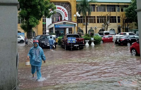 [Ảnh] Nghệ An - Hà Tĩnh: Mưa lớn khiến nhiều vùng bị ngập sâu, giao thông ùn tắc - Ảnh 5