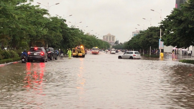 Tắc đường kinh hoàng, ô tô vất vả "bơi" trên đường sau trận mưa lớn - Ảnh 2