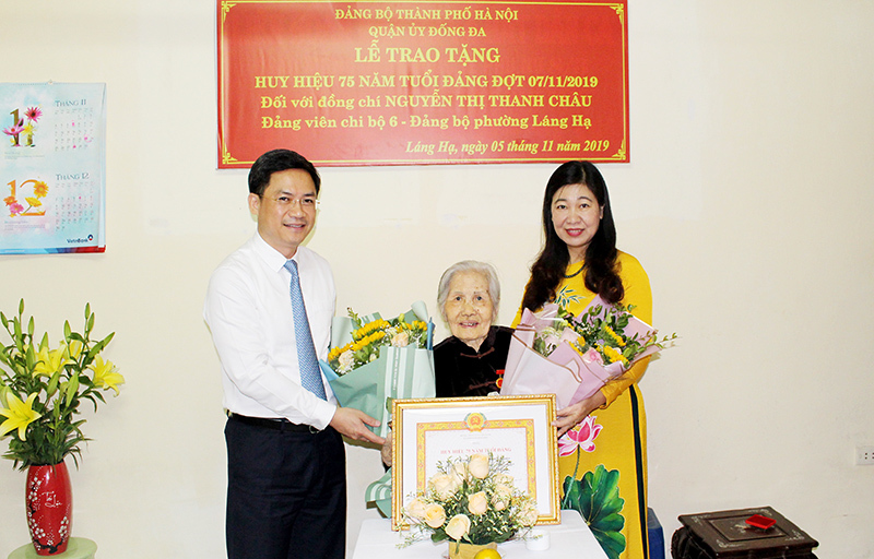 Chủ tịch Ủy ban MTTQ Việt Nam Thành phố trao Huy hiệu Đảng tại Đống Đa - Ảnh 1