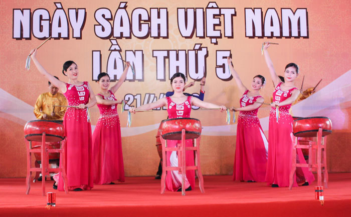Hàng vạn người tham dự Ngày sách Việt Nam lần thứ 5 - Ảnh 4