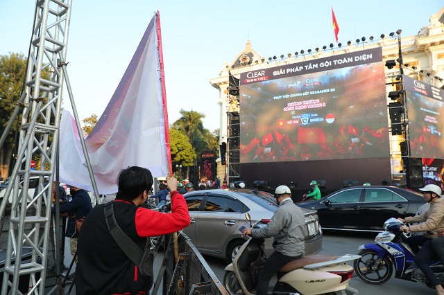 Hà Nội: Lắp đặt 3 màn hình khủng trước Nhà hát Lớn phục vụ khán giả xem chung kết bóng đá nam Sea Games 30 - Ảnh 5