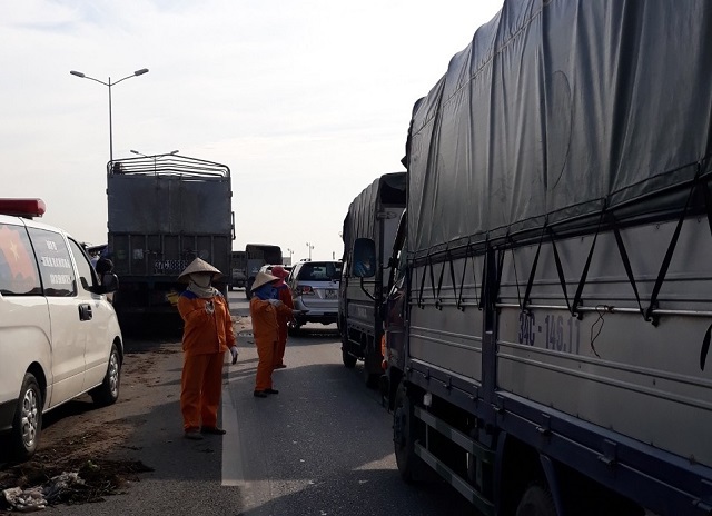 Tai nạn 2 người tử vong khiến hàng dài phương tiện ùn ứ trên cầu Thanh Trì - Ảnh 2