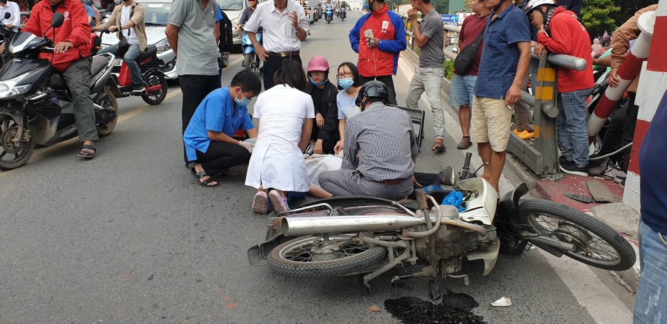 Hà Nội: Xe máy đâm vào trụ cầu vượt Thái Hà, 1 người tử vong - Ảnh 1