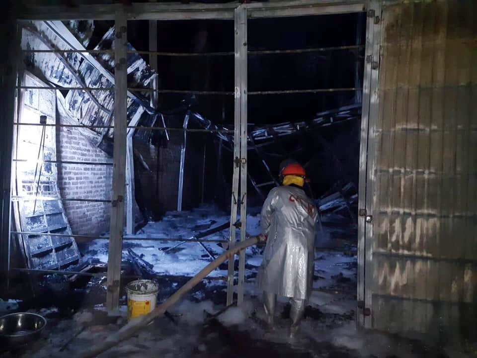 Hà Nội: Cháy lớn xưởng gỗ ở Thạch Thất trong đêm - Ảnh 2