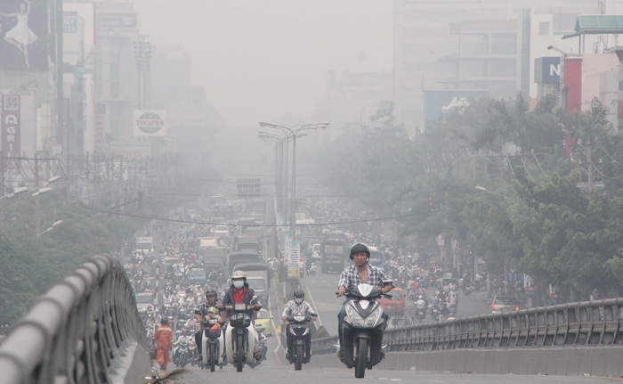 TP Hồ Chí Minh: Sương mù xuất hiện trở lại kèm theo hiện tượng cay mắt, người dân lo sợ - Ảnh 1