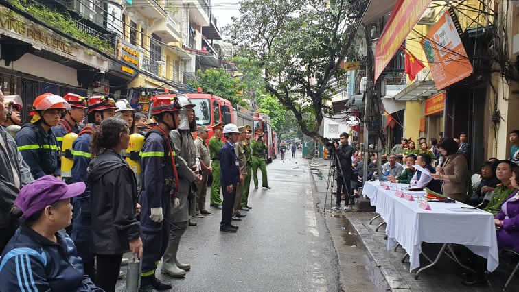 Hà Nội: Cháy giả định trên phố Hàng Buồm, nhiều người mắc kẹt được giải cứu - Ảnh 12