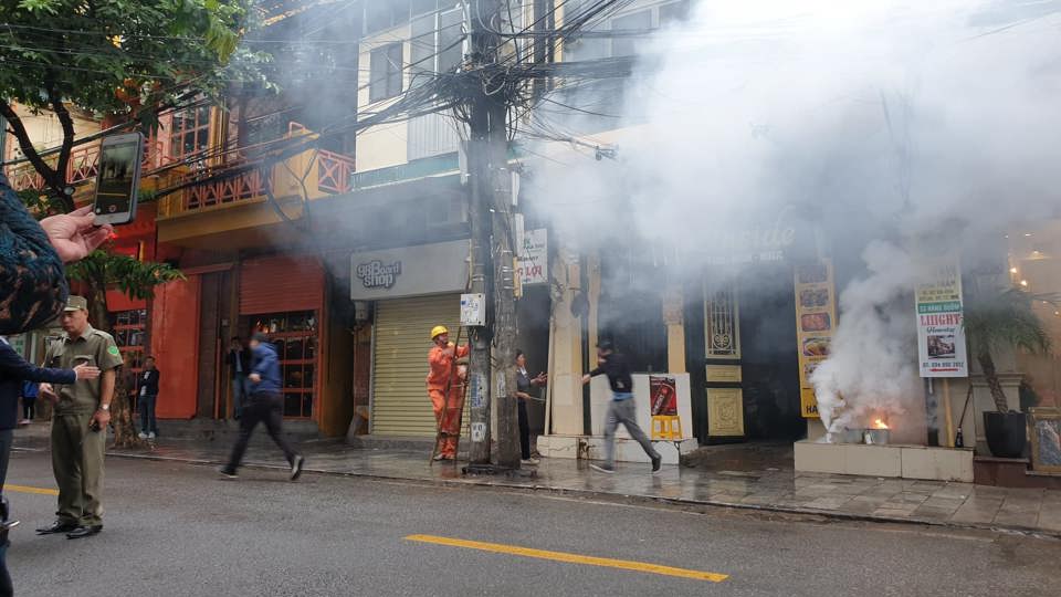 Hà Nội: Cháy giả định trên phố Hàng Buồm, nhiều người mắc kẹt được giải cứu - Ảnh 2