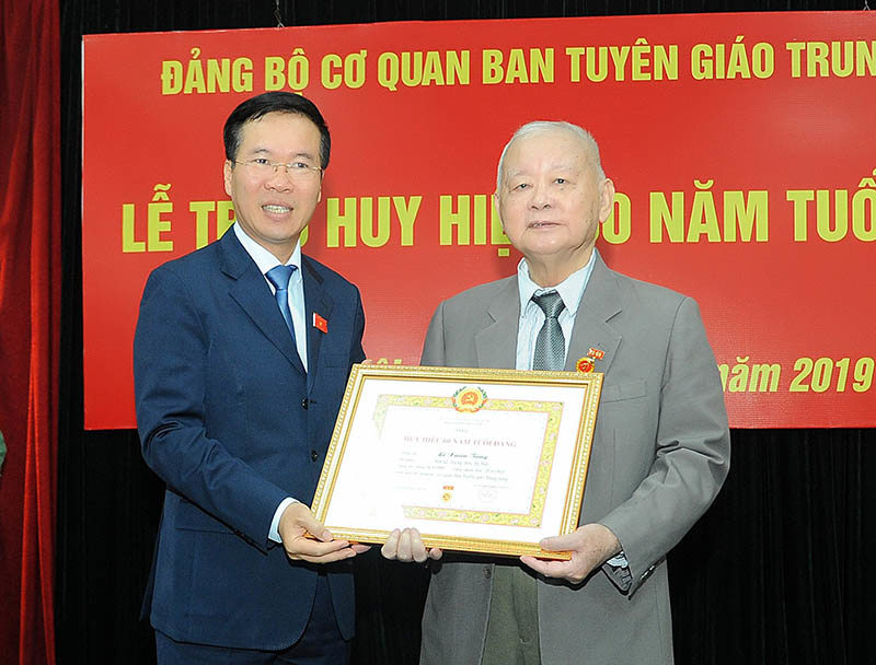 Trưởng Ban Tuyên giáo T.Ư trao Huy hiệu Đảng cho đảng viên lão thành - Ảnh 1