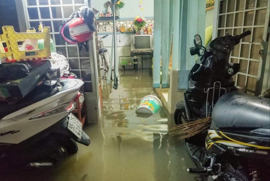 TP Hồ Chí Minh: Triều cường lên 1,68 m làm vỡ bờ bao, nhiều nhà dân quận 8 chìm trong nước - Ảnh 4