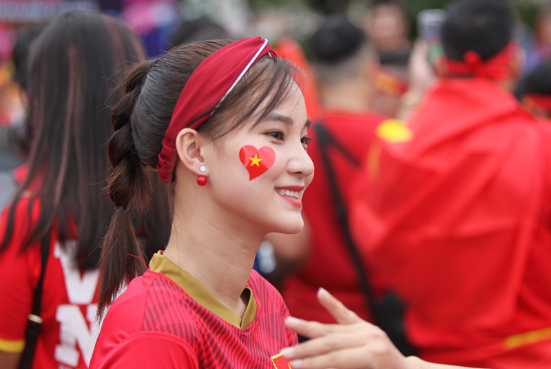 [Ảnh] Người hâm mộ Việt Nam "nhuộm đỏ" sân Thammasat trước giờ bóng lăn - Ảnh 12