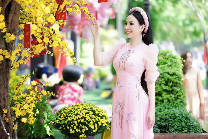 Hoa hậu Châu Ngọc Bích thướt tha trong tà áo dài đón Tết - Ảnh 2
