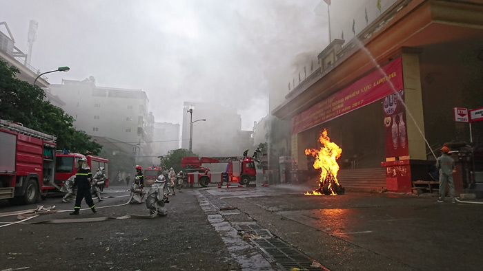 Hà Nội: Cứu 5 người mắc kẹt trong vụ cháy chợ Hà Đông - Ảnh 5
